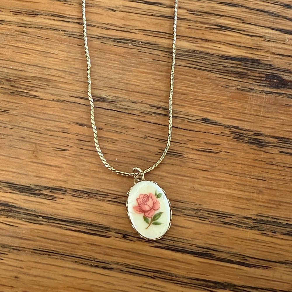 1970’s Sarah Coventry | Elegant Gold Tone Necklace Vintage Rose Pendant 16” - Picture 3 of 6